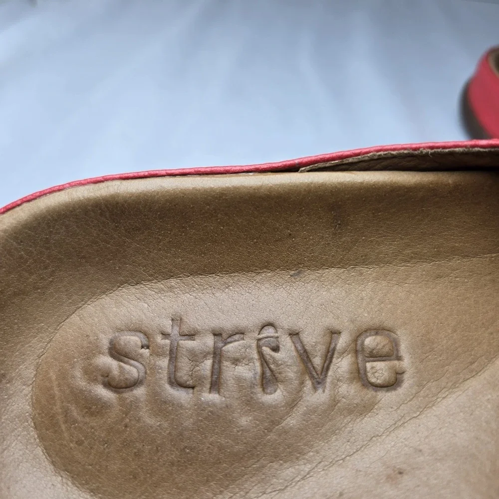 Strive Alba Buckle Sandals Red‎ Leather Thong Flip Flop Womens 9.5 10 Vacation